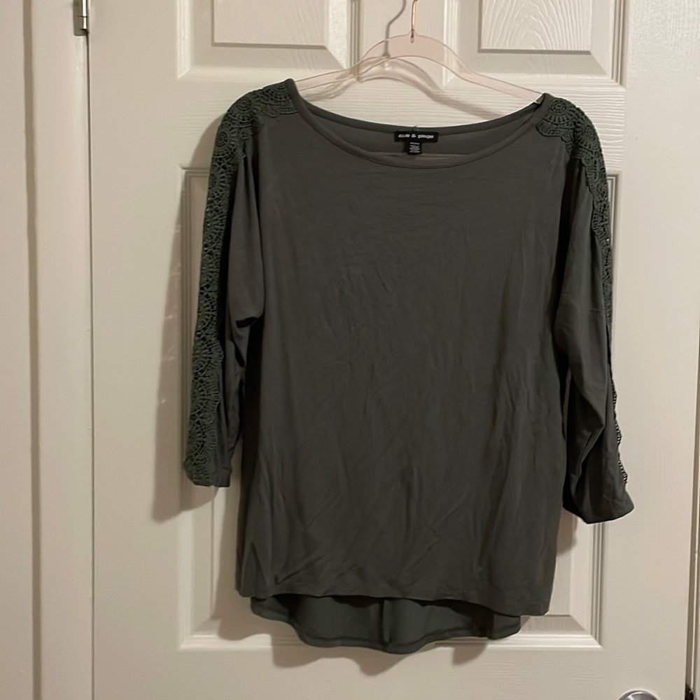 EUC blouse w/ crocheted lines on the sleeves sz.M 198